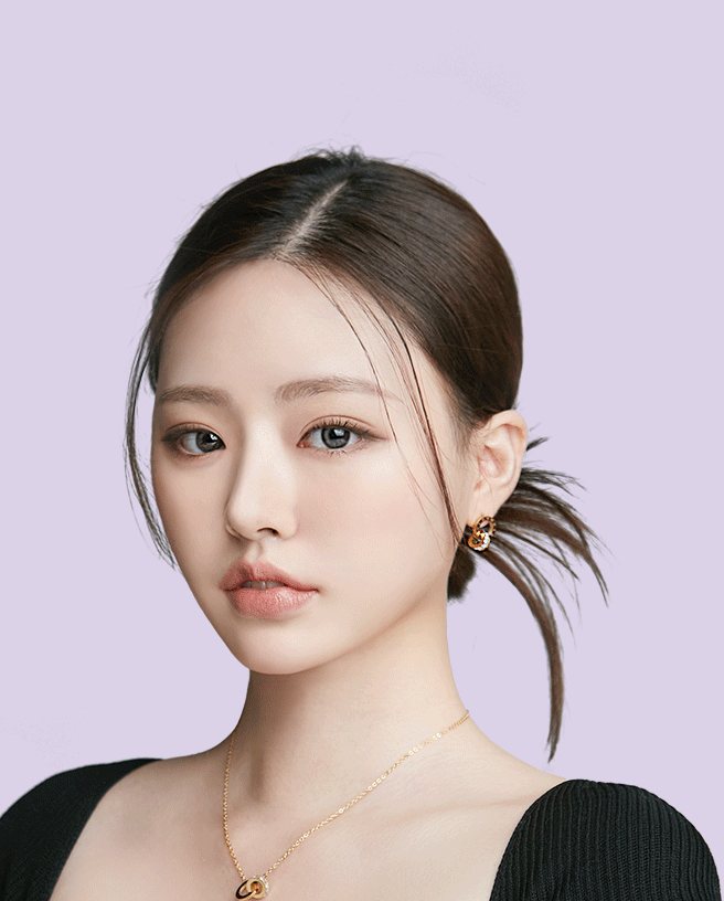연보라 배경, 묶은 머리·검정 니트·금목걸이 여성 모델 정면