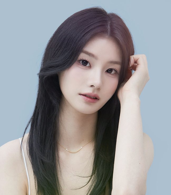 회청색 배경, 손을 머리에 대고 정면을 보는 긴 생머리 여성 모델