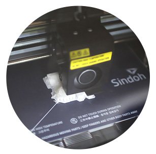 3D 프린터가 코뼈 모형을 출력하는 장면(Sindoh)