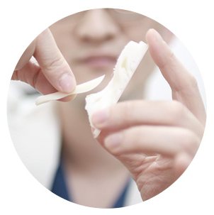 손에 든 3D 출력 코뼈 모형과 맞춤 보형물
