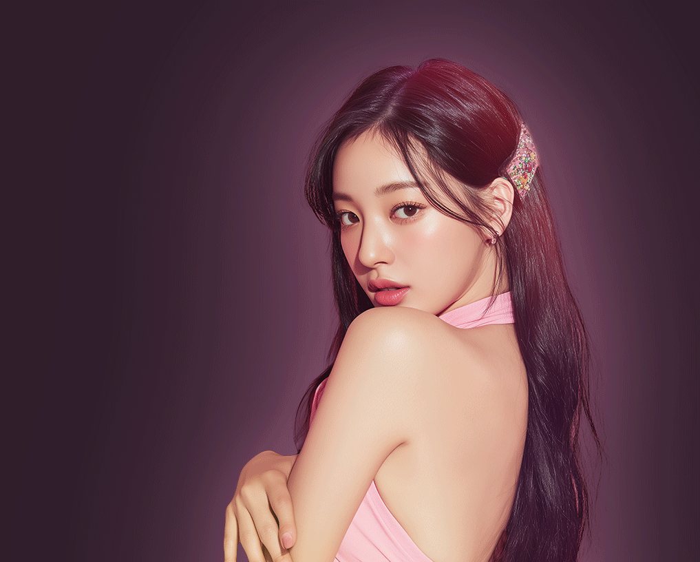 짙은 자두색 배경, 분홍 홀터넥 차림으로 어깨 너머 돌아보는 긴 머리 여성 모델(머리핀)