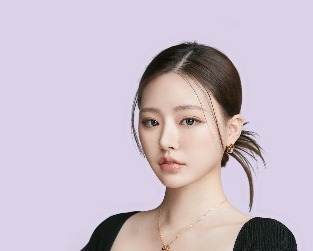 연보라 배경, 묶은 머리·검정 니트·금목걸이 여성 모델 정면